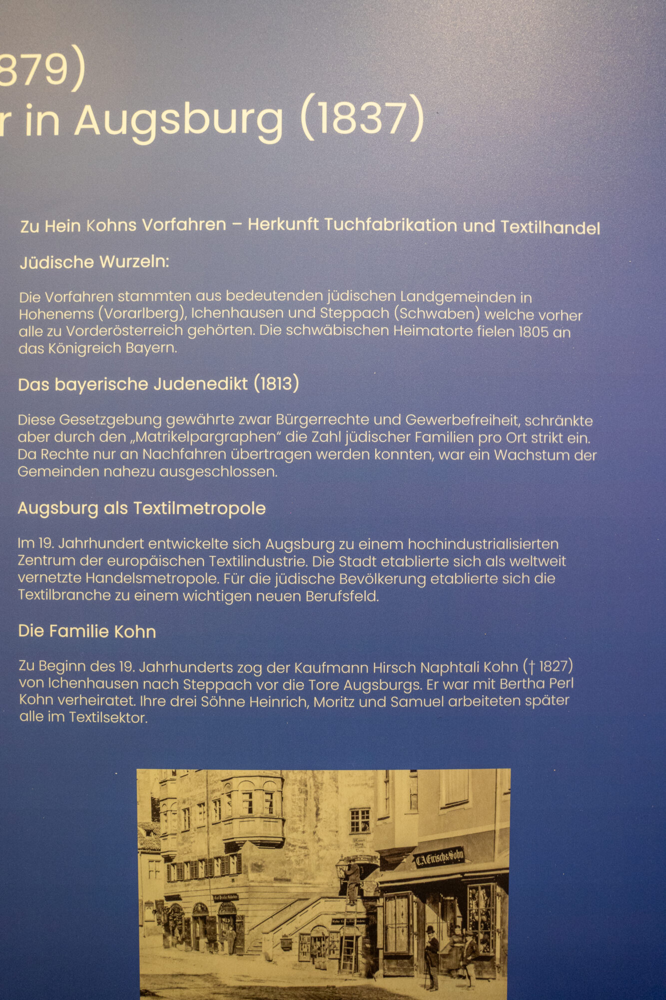 Tuecher-und-Buecher-Tafeln-mit-Objekten-01274