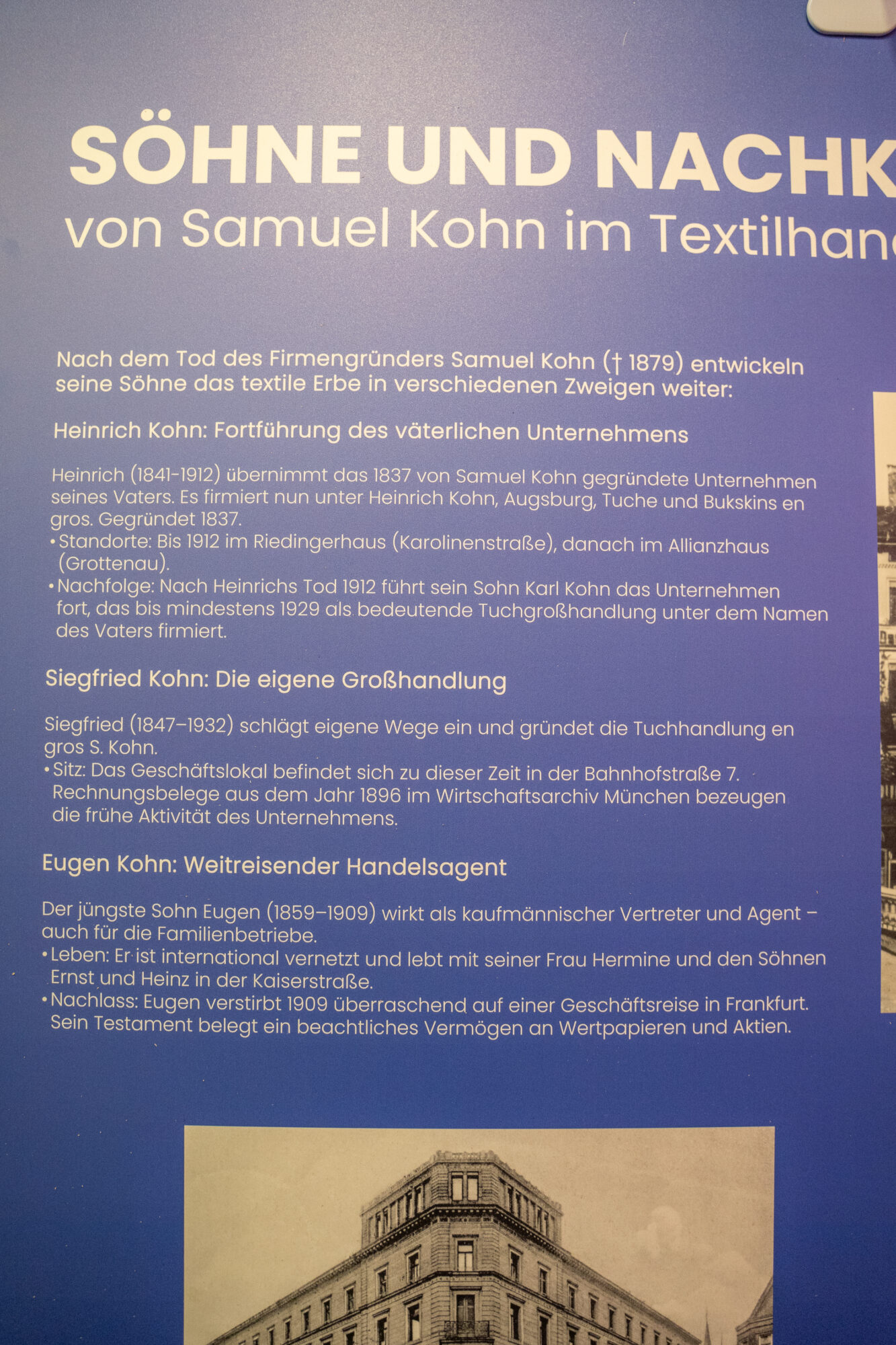 Tuecher-und-Buecher-Tafeln-mit-Objekten-01275