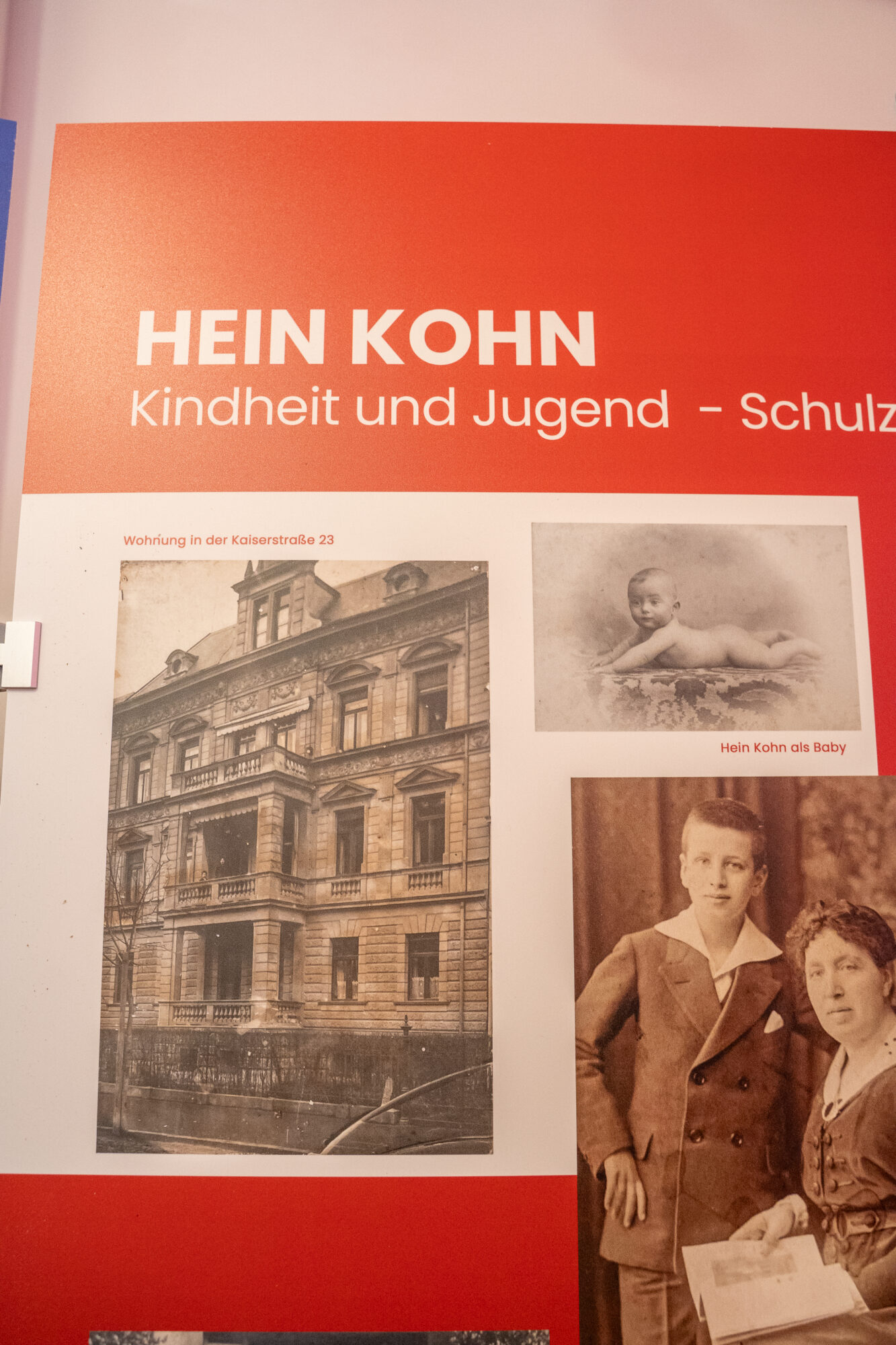 Tuecher-und-Buecher-Tafeln-mit-Objekten-01278