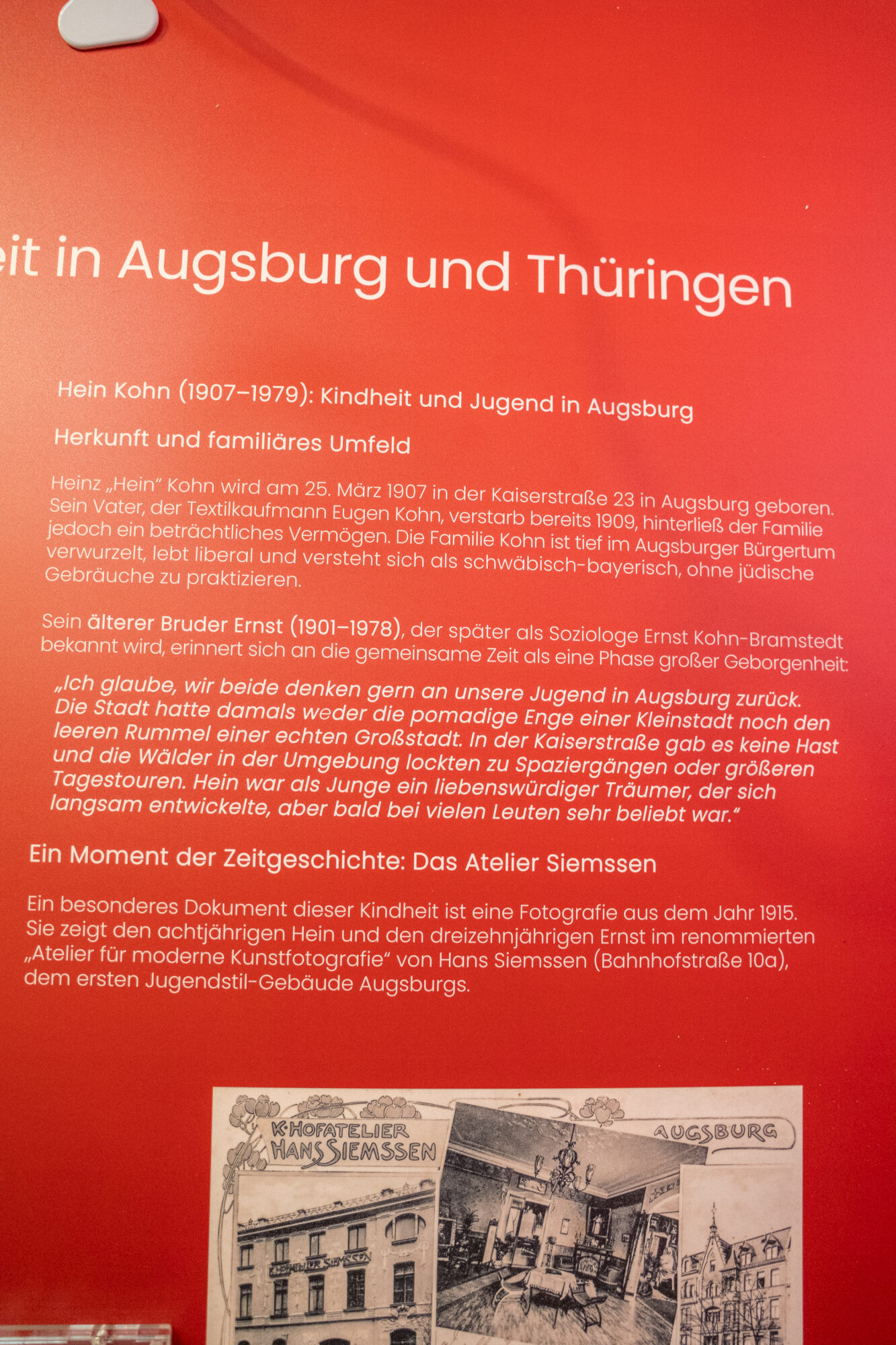 Tuecher-und-Buecher-Tafeln-mit-Objekten-01279