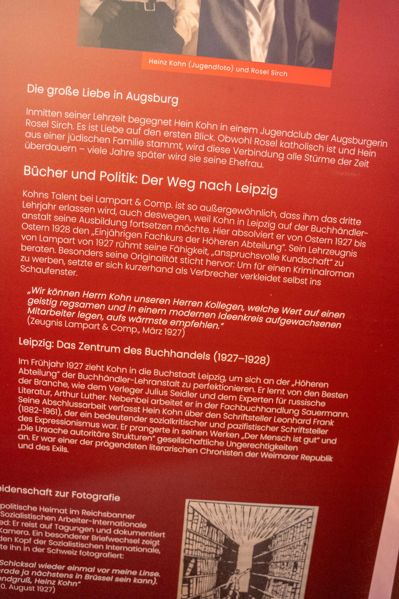 Tuecher-und-Buecher-Tafeln-mit-Objekten-01282