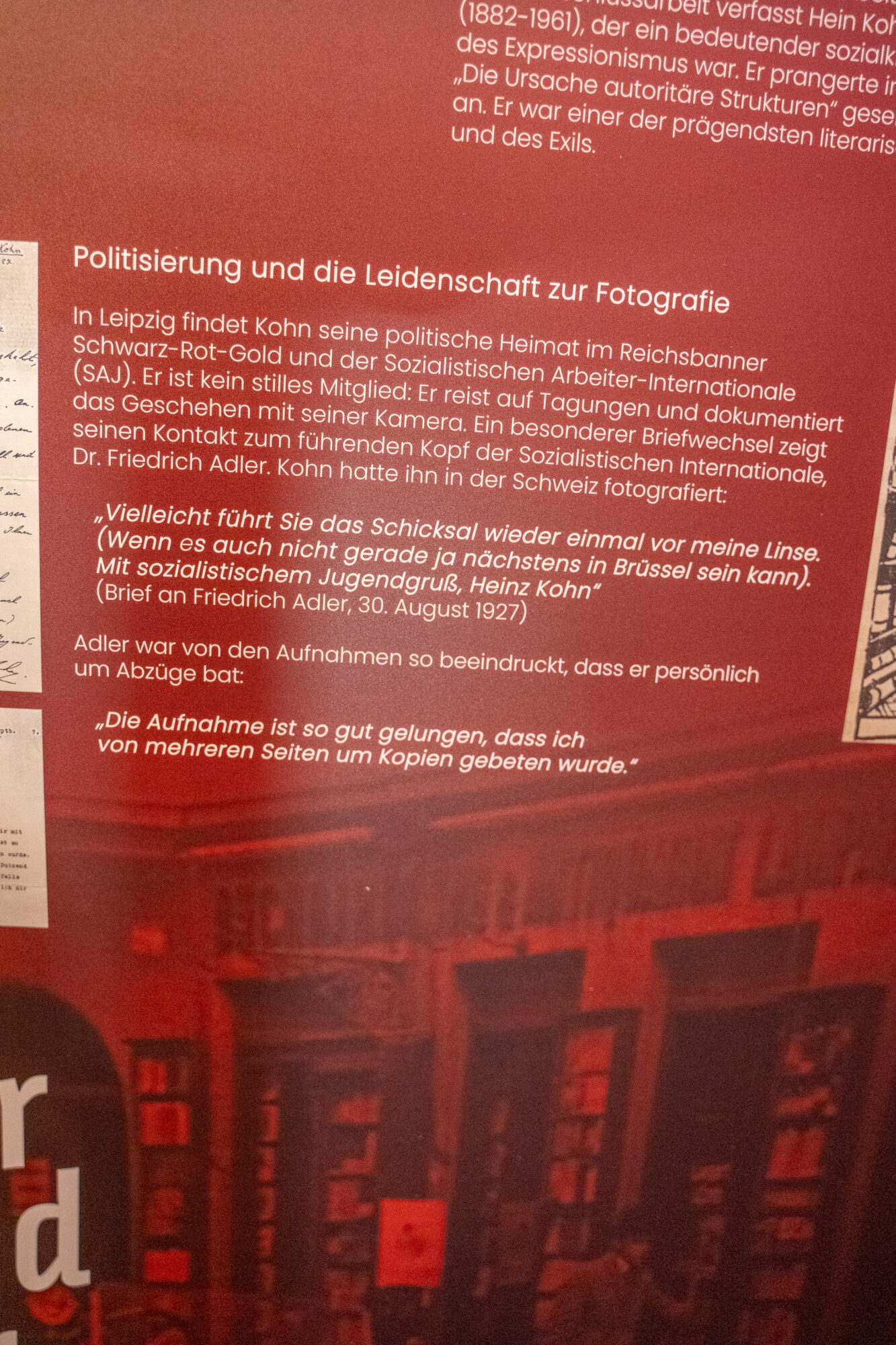 Tuecher-und-Buecher-Tafeln-mit-Objekten-01283