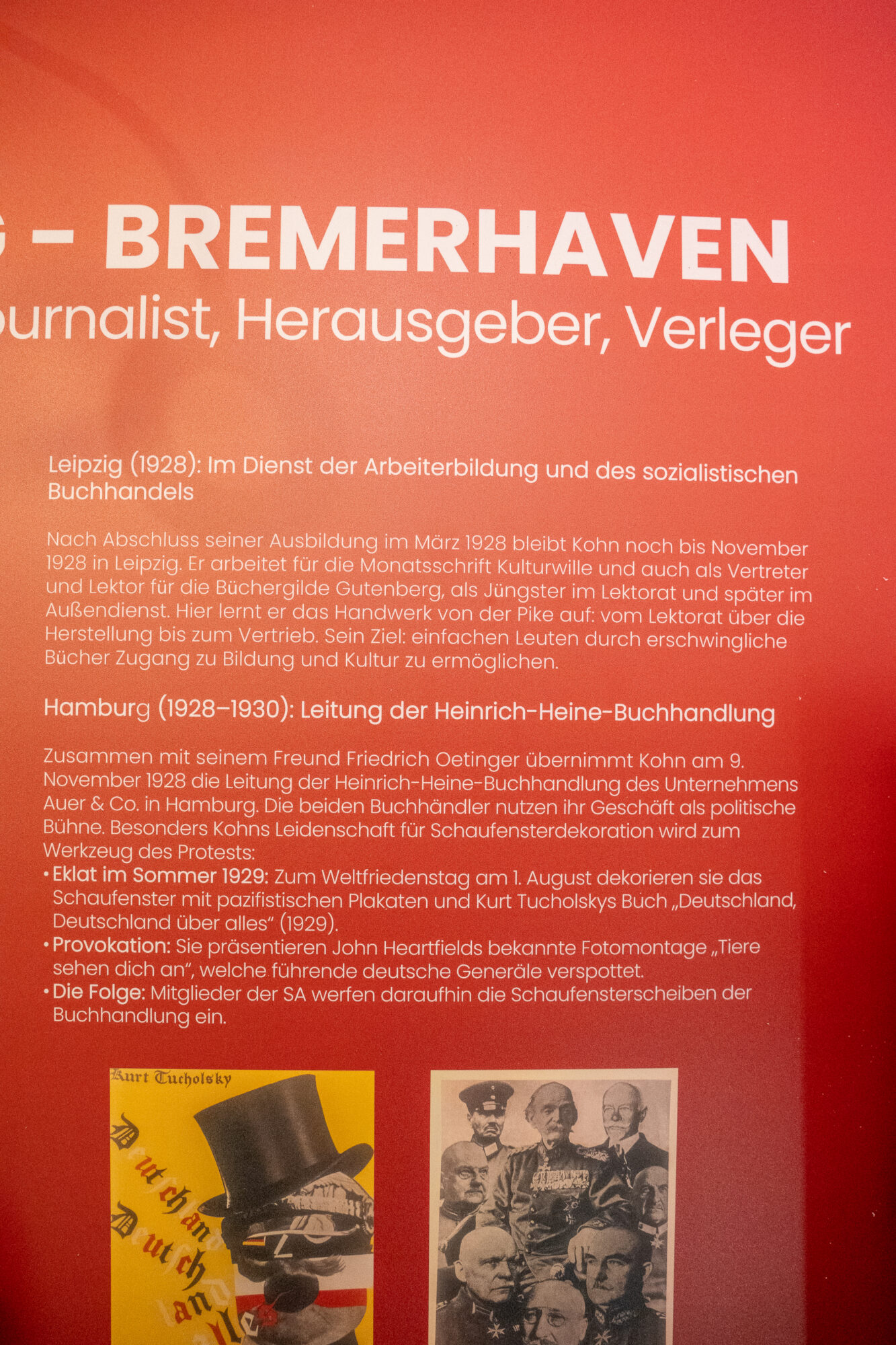 Tuecher-und-Buecher-Tafeln-mit-Objekten-01285