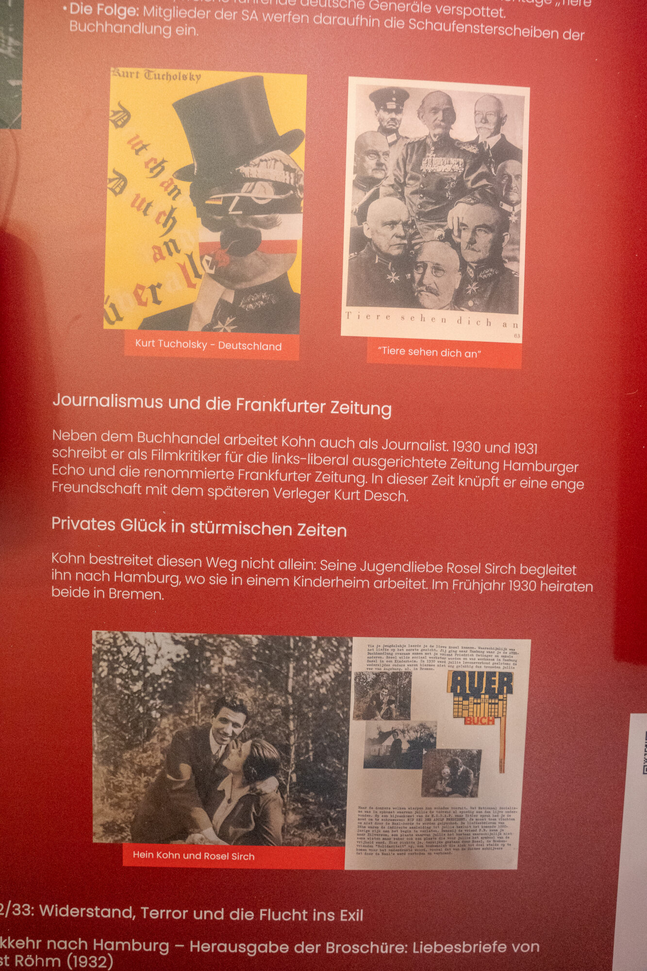 Tuecher-und-Buecher-Tafeln-mit-Objekten-01286