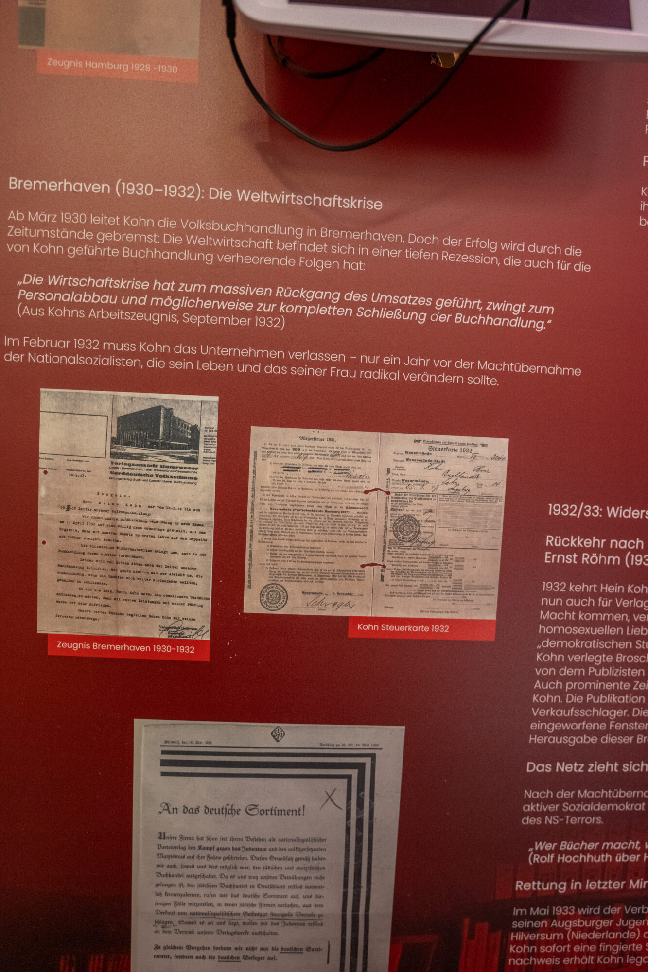 Tuecher-und-Buecher-Tafeln-mit-Objekten-01287