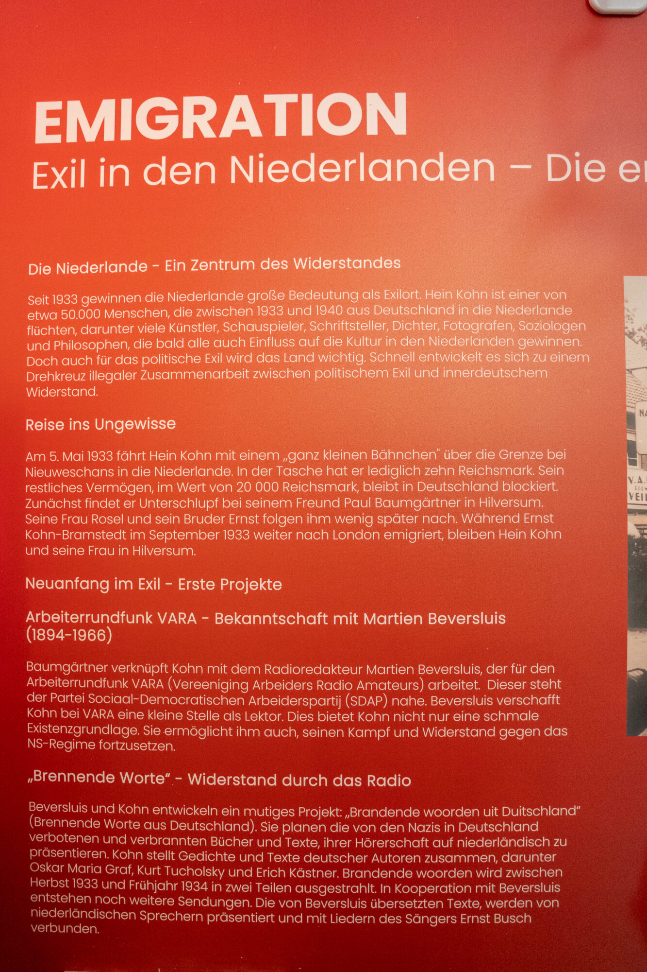 Tuecher-und-Buecher-Tafeln-mit-Objekten-01289