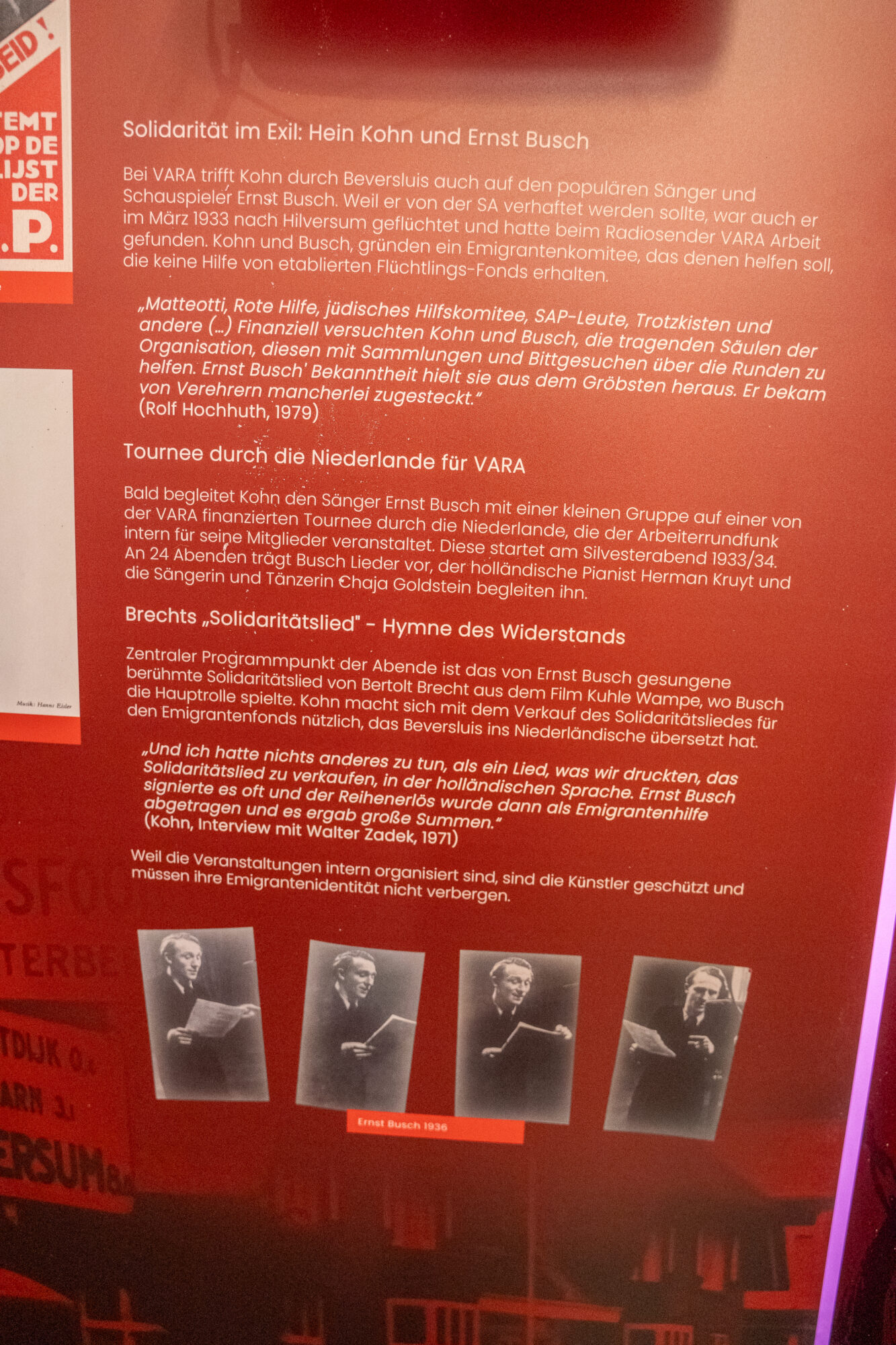 Tuecher-und-Buecher-Tafeln-mit-Objekten-01290