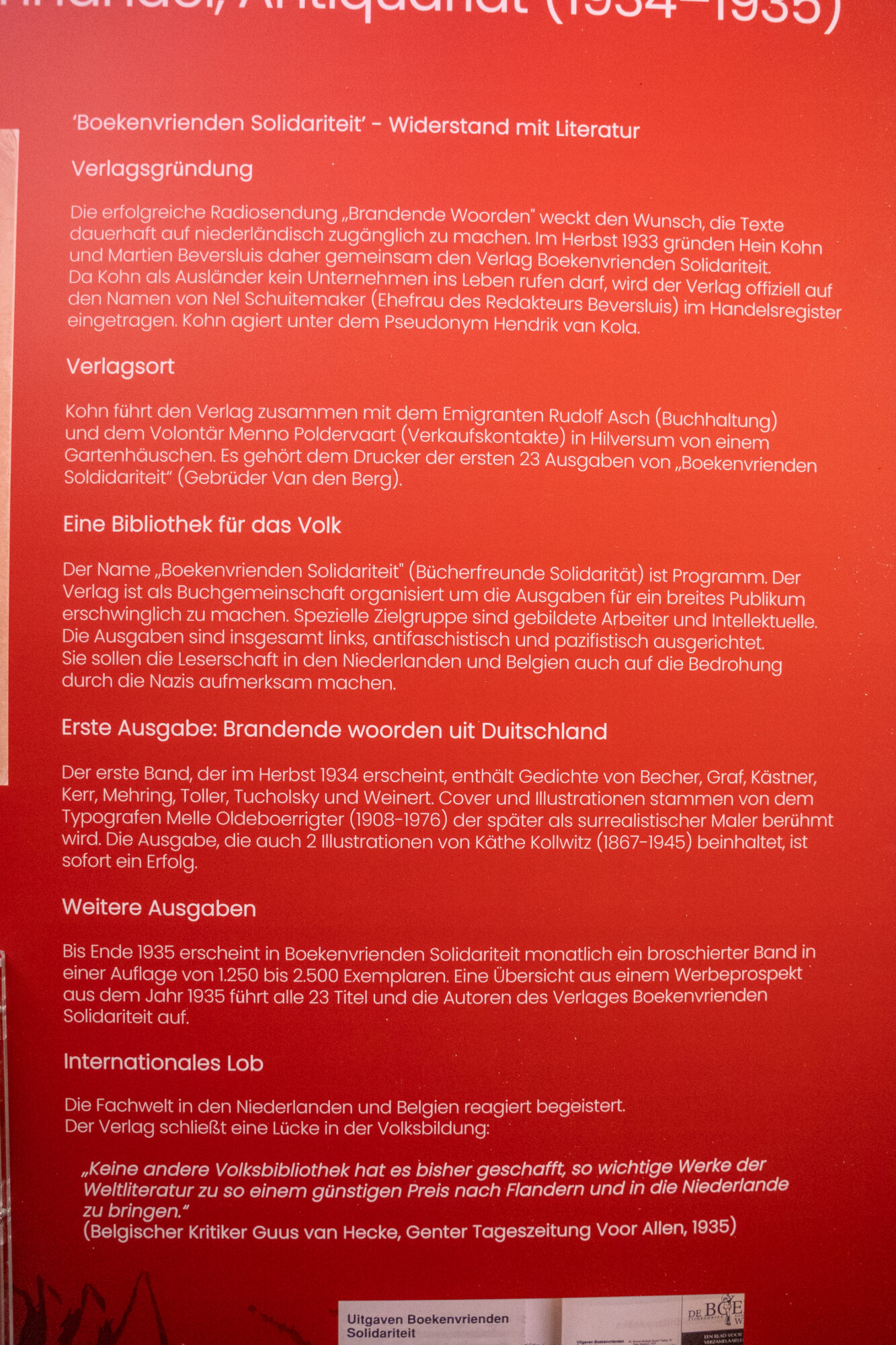 Tuecher-und-Buecher-Tafeln-mit-Objekten-01291