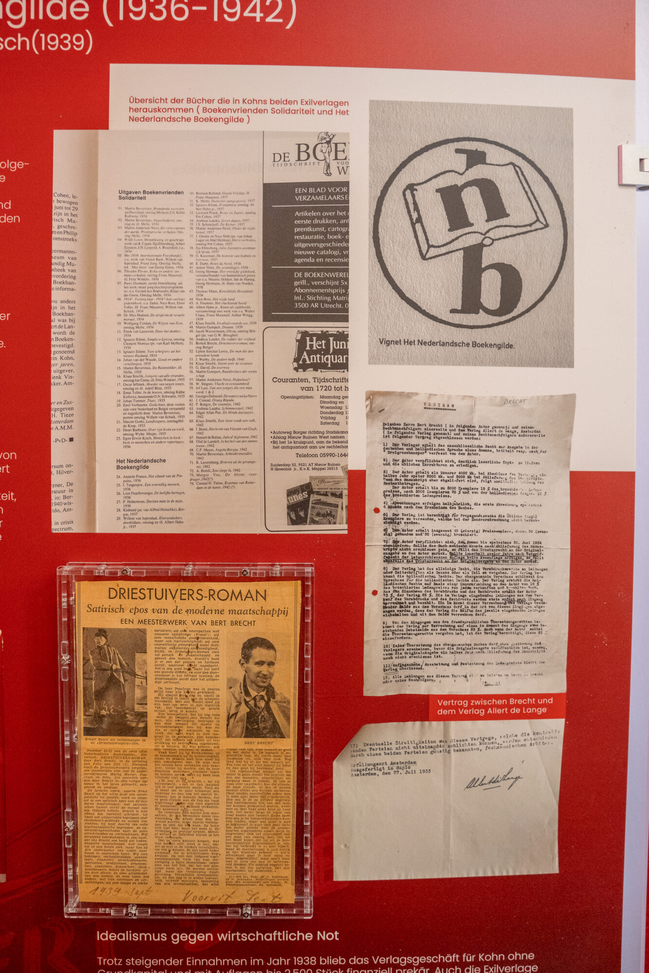 Tuecher-und-Buecher-Tafeln-mit-Objekten-01294