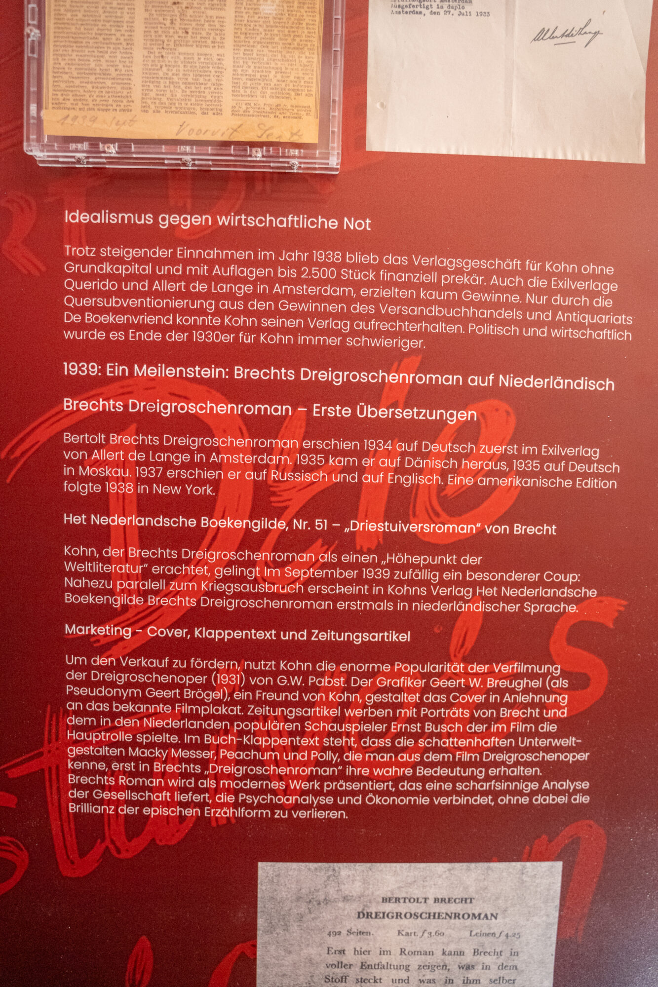 Tuecher-und-Buecher-Tafeln-mit-Objekten-01296