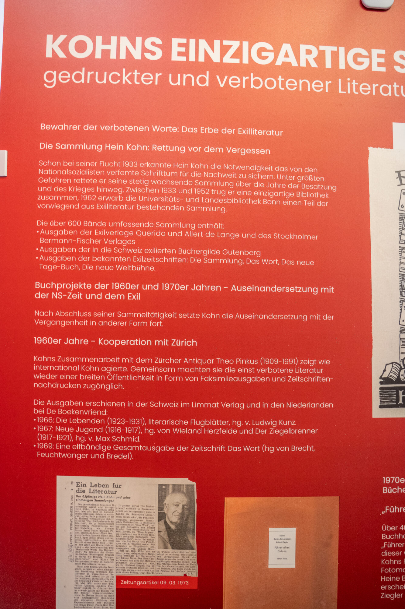 Tuecher-und-Buecher-Tafeln-mit-Objekten-01301