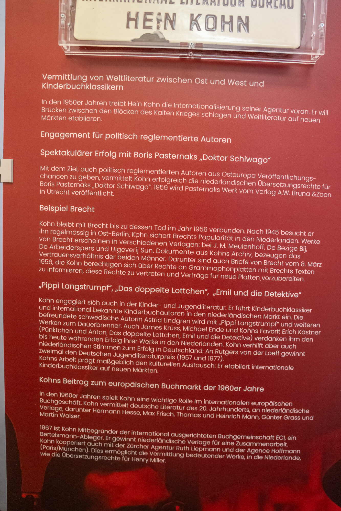 Tuecher-und-Buecher-Tafeln-mit-Objekten-01308