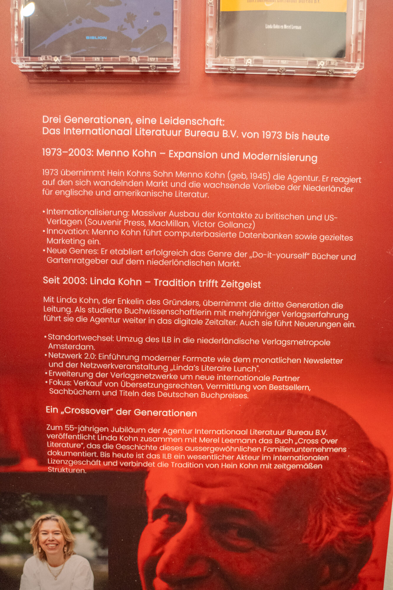 Tuecher-und-Buecher-Tafeln-mit-Objekten-01311